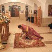 Крест воздвизается днесь, и мир освящается