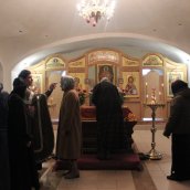 В канун Великой Субботы в монастыре совершили вечерню и утреню с чином погребения Плащаницы