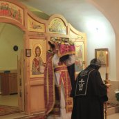 Крест воздвизается днесь, и мир освящается