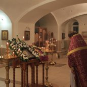 Крест воздвизается днесь, и мир освящается