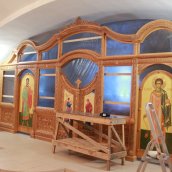 Новый резной иконостас и сени