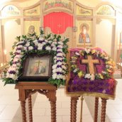 Крест воздвизается днесь, и мир освящается