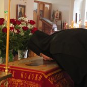 В канун Великой Субботы в монастыре совершили вечерню и утреню с чином погребения Плащаницы
