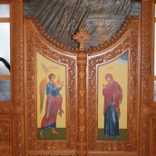 Новый резной иконостас и сени