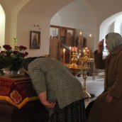 В канун Великой Субботы в монастыре совершили вечерню и утреню с чином погребения Плащаницы