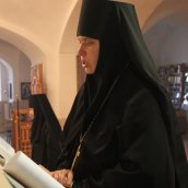 В канун Великой Субботы в монастыре совершили вечерню и утреню с чином погребения Плащаницы