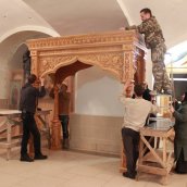 Новый резной иконостас и сени