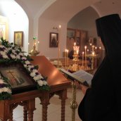 Крест воздвизается днесь, и мир освящается