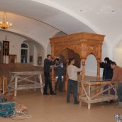Новый резной иконостас и сени