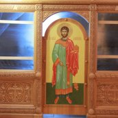 Новый резной иконостас и сени