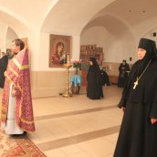 Крест воздвизается днесь, и мир освящается