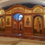 Новый резной иконостас и сени