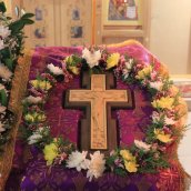 Крест воздвизается днесь, и мир освящается