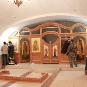 Новый резной иконостас и сени