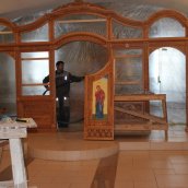 Новый резной иконостас и сени