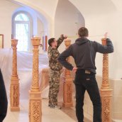 Новый резной иконостас и сени