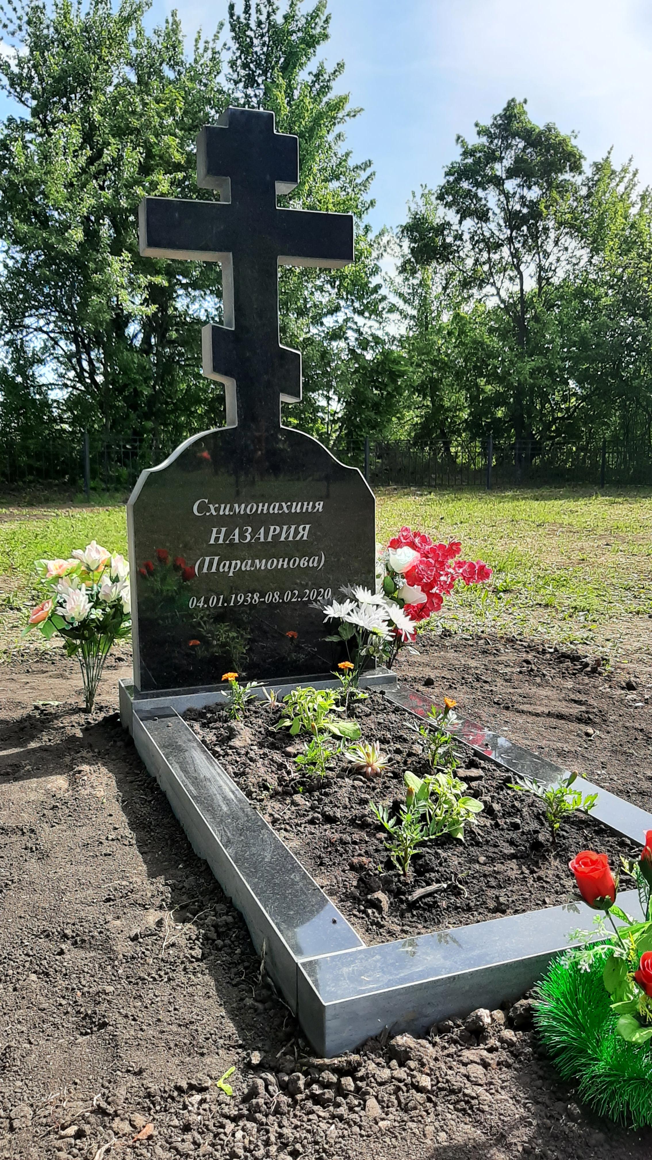 На монастырском кладбище установлены памятники