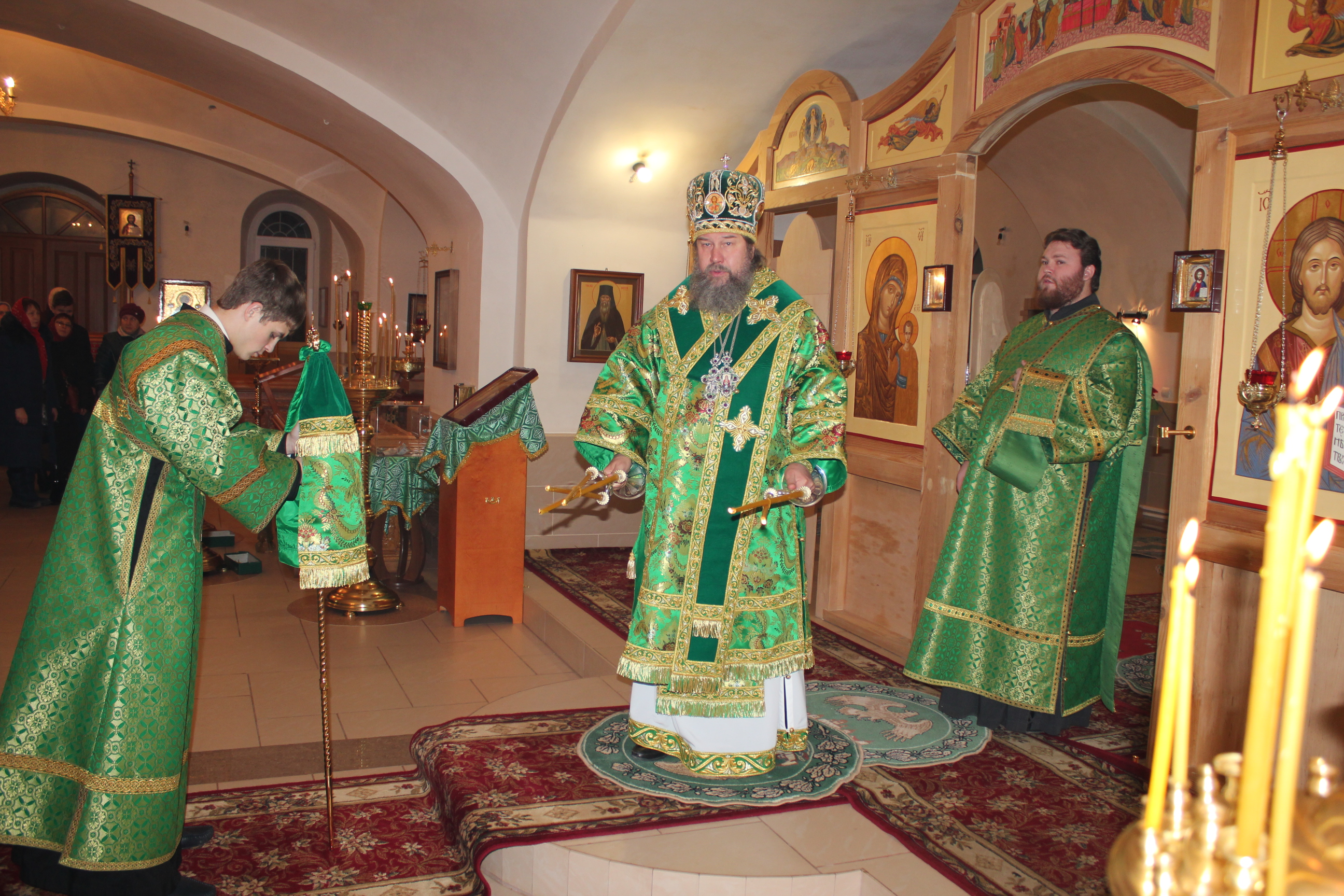 Службы Архиерейским чином в монастыре (архив)