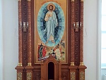 Установка киота с иконой на Горнее место