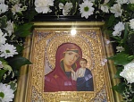 Притецем, людие, к тихому сему и доброму пристанищу и покрову Девы