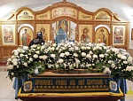 Прииди́те, вси концы земни́и, честнóе преставлéние Богома́тере восхва́лим