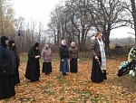 Панихида на сельском кладбище.